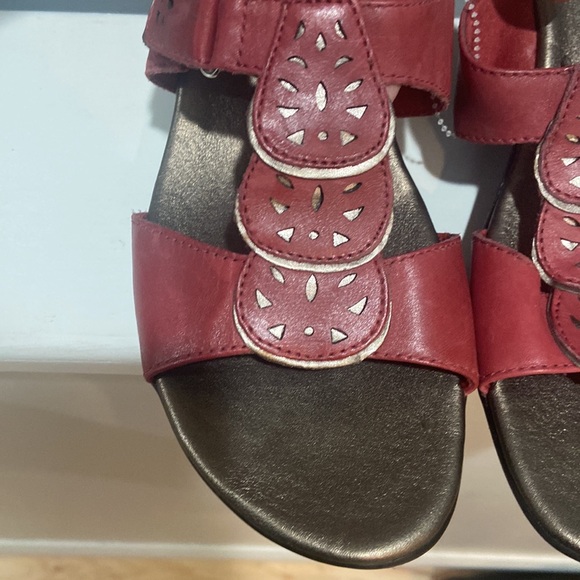 CLARKS Bendables Leather Wedge Sandals Red color Women's Size 10M inspect photos - Picture 3 of 15